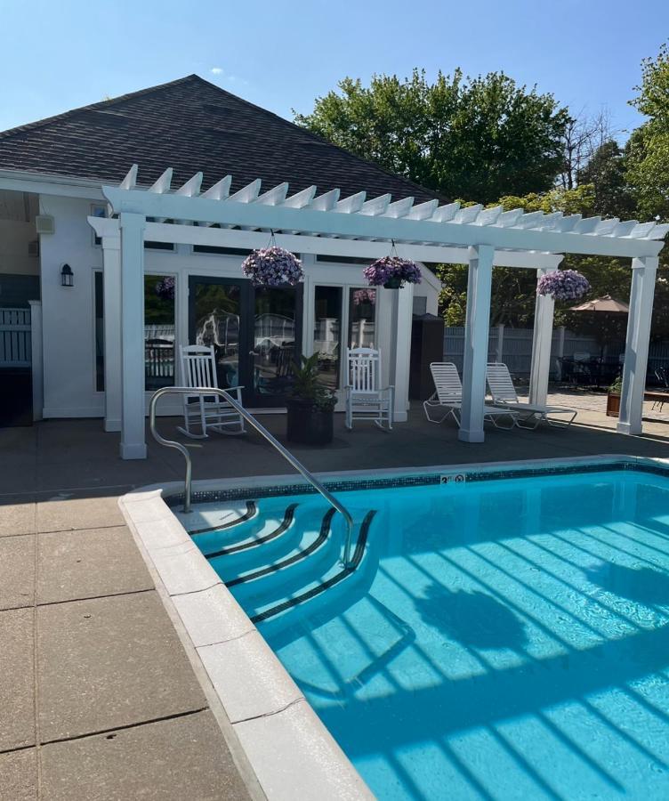 Getaway Villa- 3 Mins To Mohegan- Fully Stocked With Two Full Beds & Fireplace- Jacuzzi, Saltwater Pools, Sauna Norwich Buitenkant foto